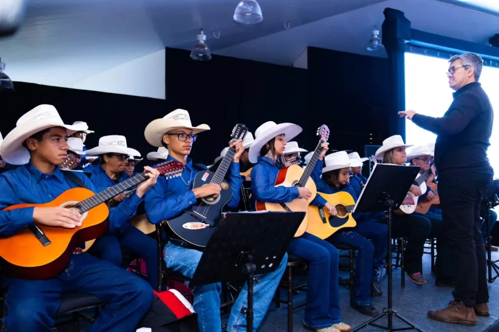 Orquestra de Violeiros de Castilho SP emociona público na SIPATR 2025 com mais de 40 talentos locais 3 Orquestra de Violeiros de Castilho SP, Orquestra de Violeiros, SIPATR 2025 Eldorado, cultura de Castilho, música caipira Castilho, Marcelo Careira, Ne Adono, SIPATR Três Lagoas, Orquestra Castilho SP, cultura Castilho SP,