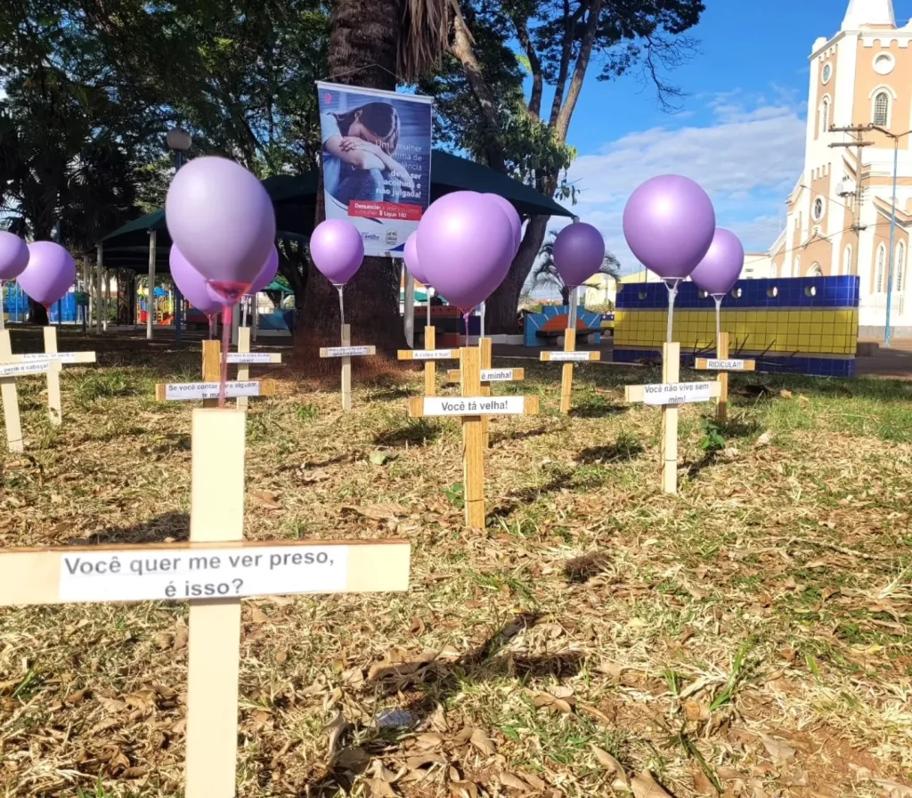 Feminicídio em Castilho: 15 cruzes na Praça da Matriz alertam para violência contra a mulher